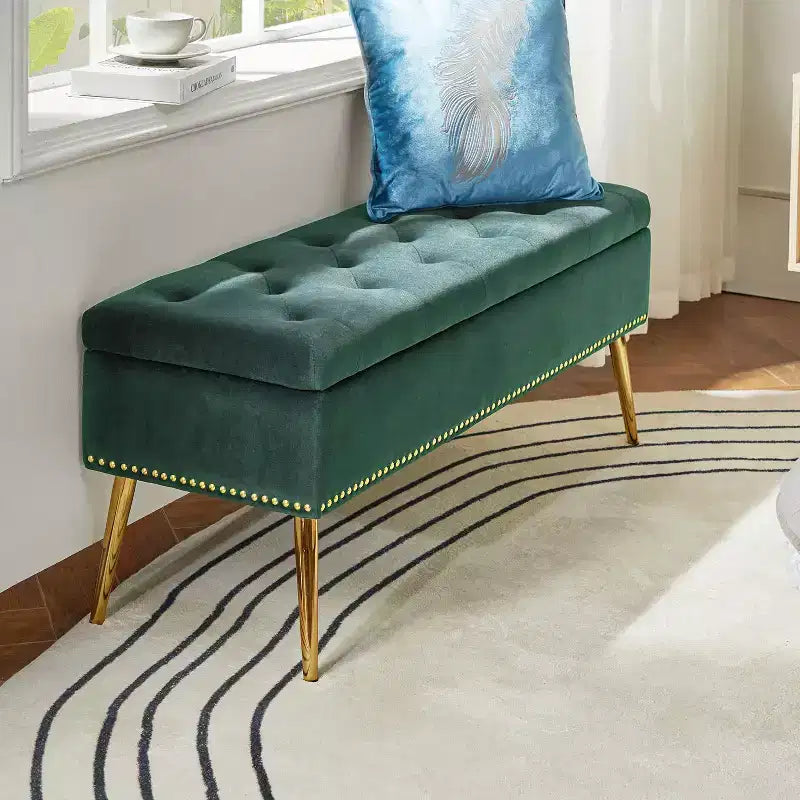 Banc de rangement, orné de rivets et d'un capitonnage à boutons