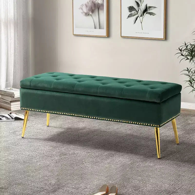 Banc de rangement, orné de rivets et d'un capitonnage à boutons