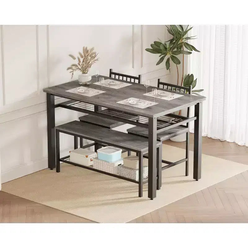 Une table à manger rectangulaire pour quatre, deux chaises et un banc