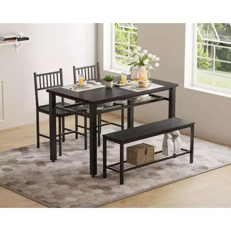 Une table à manger rectangulaire pour quatre, deux chaises et un banc
