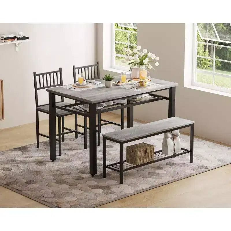 Une table à manger rectangulaire pour quatre, deux chaises et un banc