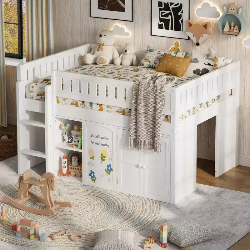 Lit mezzanine pleine grandeur avec rangements intégrés, panneau ardoise et espace de jeu sous le lit