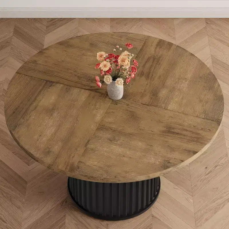 Table à manger ronde avec un piètement en métal ondulé