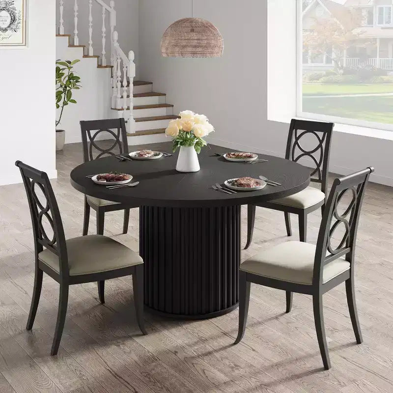 Table à manger ronde avec un piètement en métal ondulé