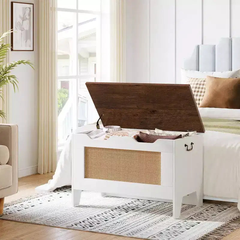 Banc de rangement en osier avec couvercle à charnières de sécurité ; peut servir de coffre à couvertures/coffre de rangement.